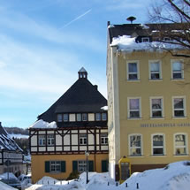 Rathaus und Schule Geising im Winter